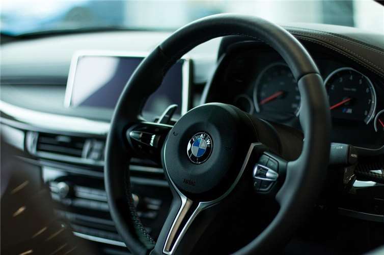 Polizei jagt BMW-Fahrer durch den Wald