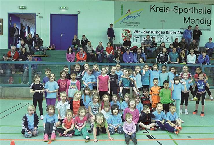 16 Kinder auf dem Siegerpodest