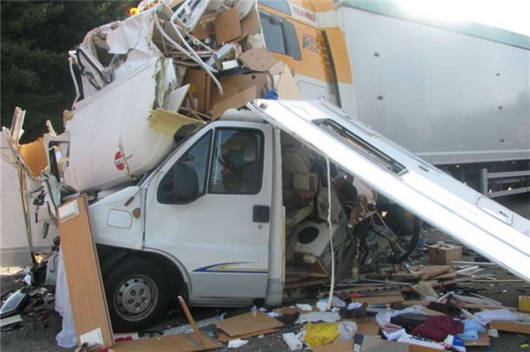 Wohnmobil völlig eingedrückt 