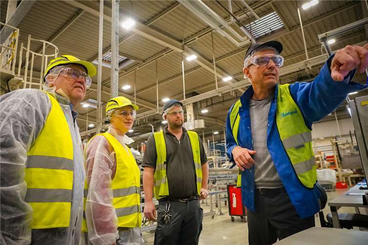 Dörte Schall und Ralf Kraut informieren sich über das Werk in Mendig 