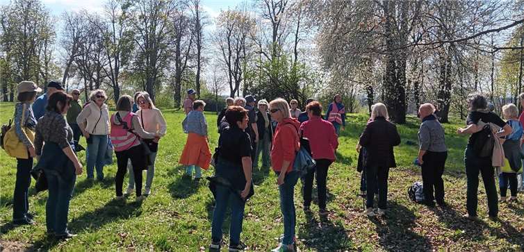 „3000 Schritte“ mit mehr als 100 Teilnehmern  „3000 Schritte“ mit mehr als 100 Teilnehmern