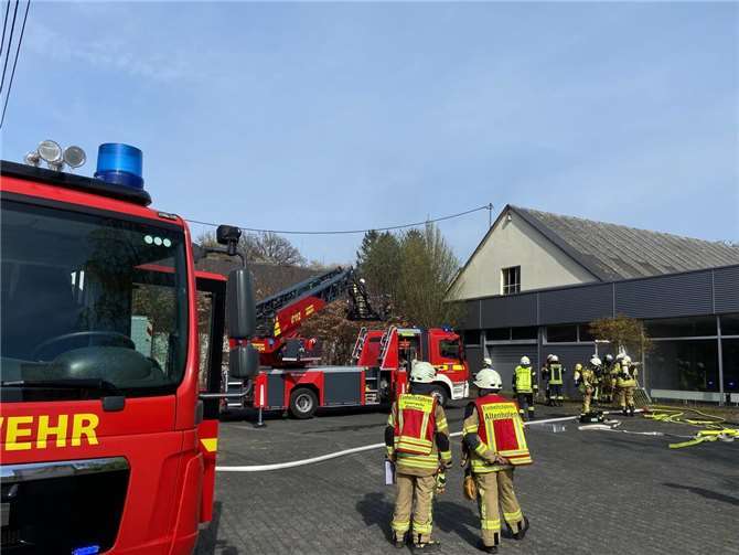 Asbach: Brand in Gewerbehalle schnell gelöscht