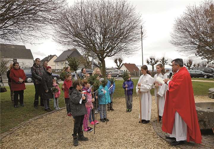 Mit selbst gebastelten Palmstöcken zum Gottesdienst