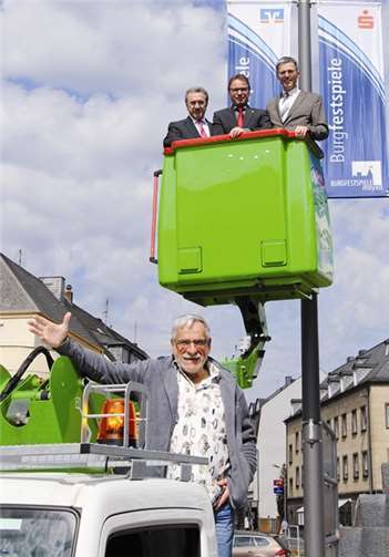 Festspielstadt Mayen: Streetbanner werben für die Burgfestspiele 