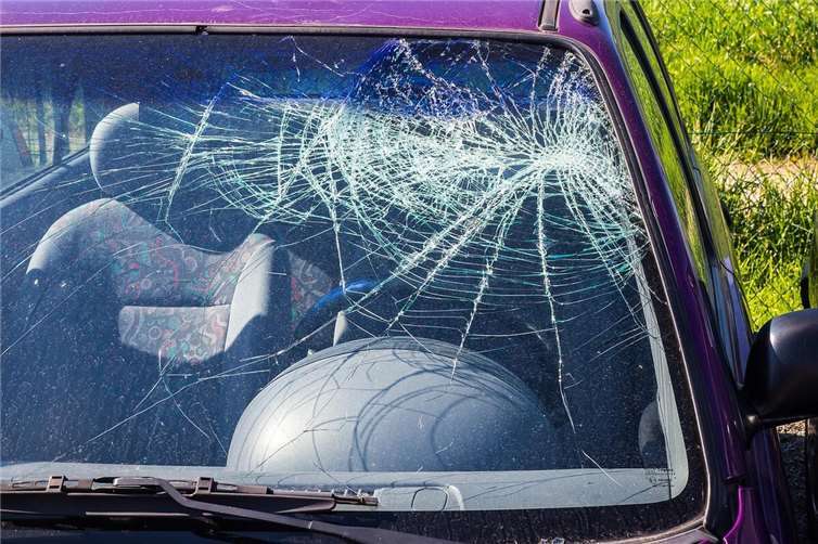 07.06.: Auto prallt gegen Baum : Zwei Schwerverletzte