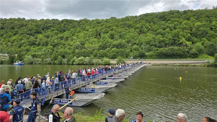 THW errichtet schwimmende Brücke