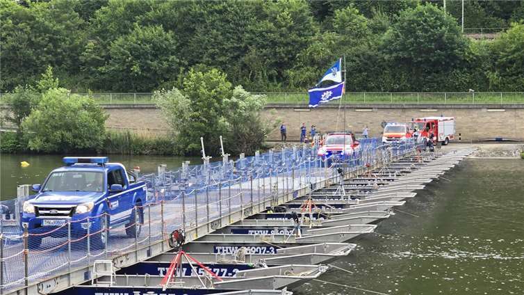 THW errichtet schwimmende Brücke THW errichtet schwimmende Brücke