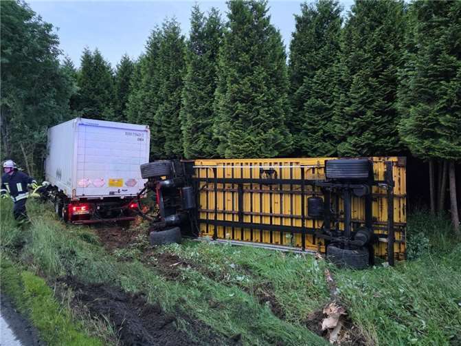  Unfall B256: Feuerwehr im Großeinsatz