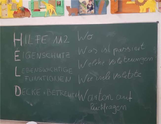 Pflasterdiplom mit Blaulicht: DRK zu Gast an der Lindenbaum Grundschule Pflasterdiplom mit Blaulicht: DRK zu Gast an der Lindenbaum Grundschule