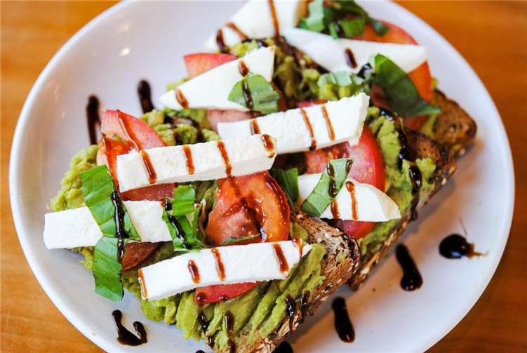 Avocado-Caprese-Toast mit Balsamico