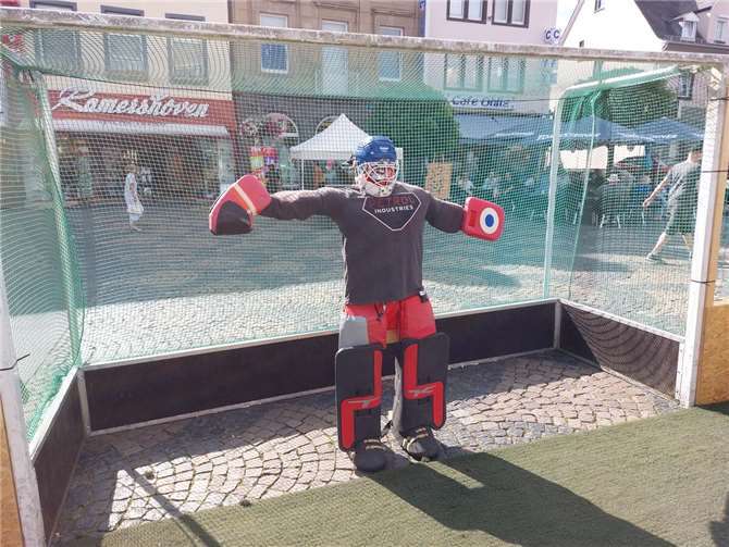 Hockeyspielfeld auf dem Marktplatz als Publikumsmagnet 