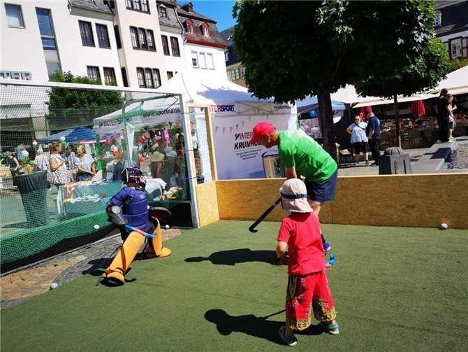 Hockeyspielfeld auf dem Marktplatz als Publikumsmagnet 