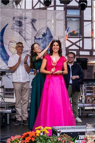 Neue Weinkönigin wurde Christina Reif Neue Weinkönigin wurde Christina Reif