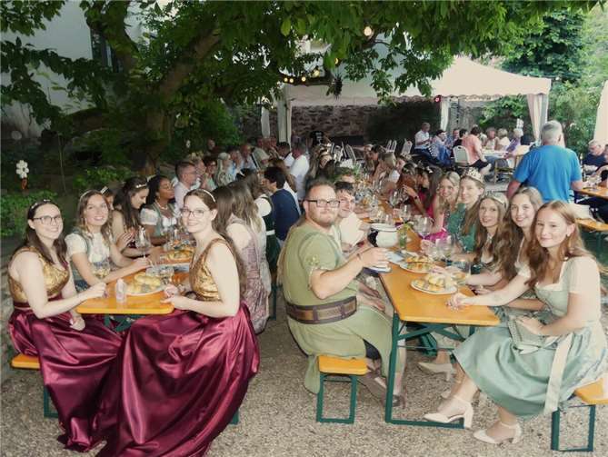Kim I. zur neuen Moselkerner Weinregentin gekrönt Kim I. zur neuen Moselkerner Weinregentin gekrönt