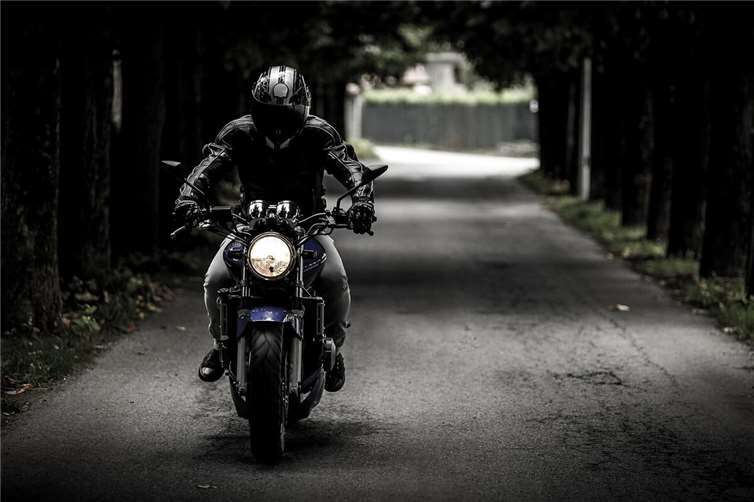 Update: B256/L117 - Crash zwischen Pkw und Motorrad