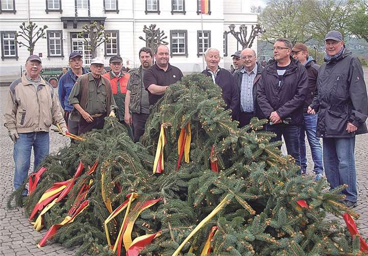 „Jusseps-Jonge“ stellten Maibaum auf