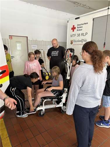 DRK-Rettungswache Koblenz begeistert Schülerinnen und Schüler der 5. Klasse DRK-Rettungswache Koblenz begeistert Schülerinnen und Schüler der 5. Klasse