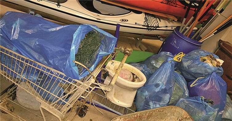 Einkaufswagen, Bauschutt und Plastikplanen entsorgt 