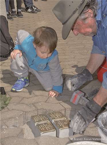 Neue Erinnerungen in den Straßen verlegt