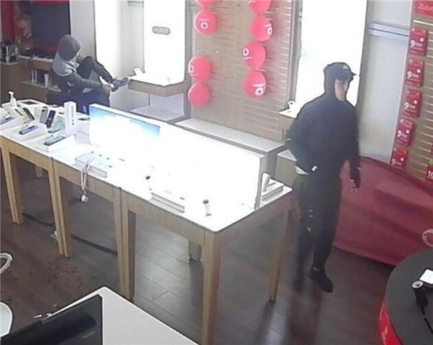 Fahndung: Wer kennt die Handy-Diebe? 