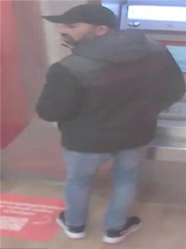 Fahndung: Unbekannte heben Geld mit fremder Debitkarte ab 