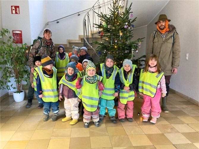 Kita-Kinder bringen Weihnachtsstimmung in die städtischen Verwaltungsgebäude 