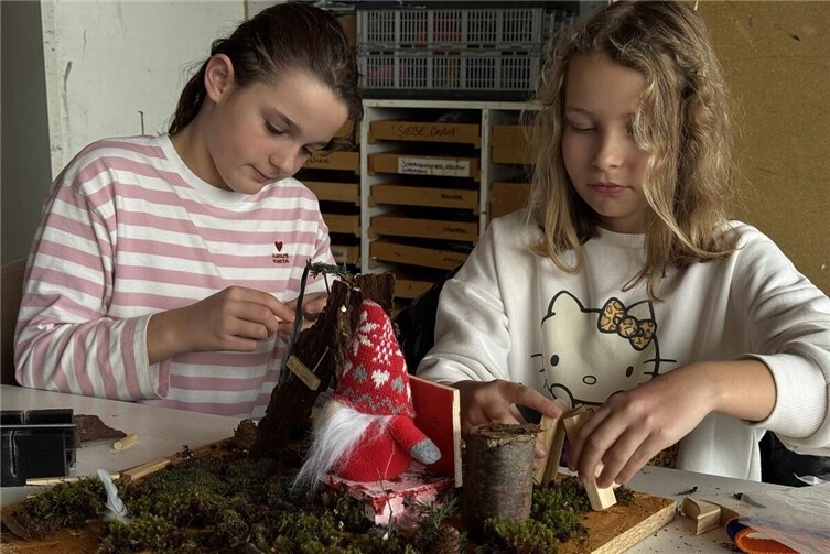 Schüler des Gymnasiums im Kannenbäckerland basteln kreative Wichtelhäuschen 