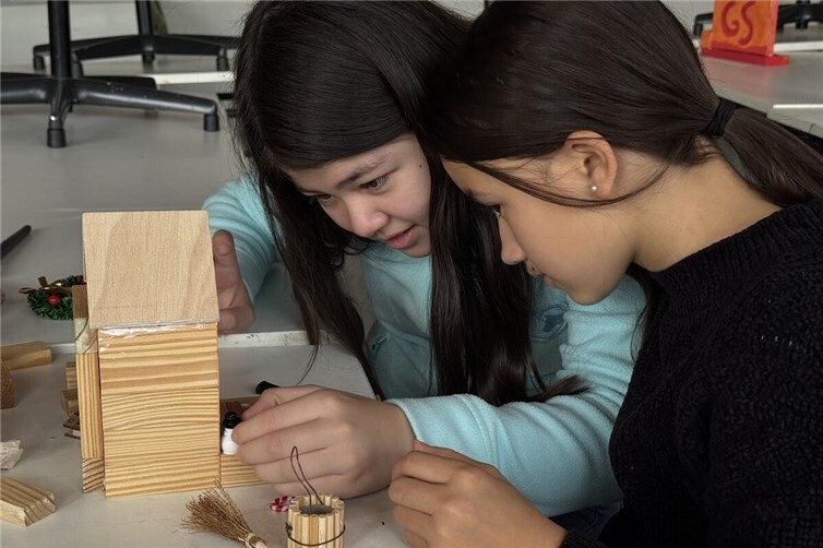 Schüler des Gymnasiums im Kannenbäckerland basteln kreative Wichtelhäuschen 