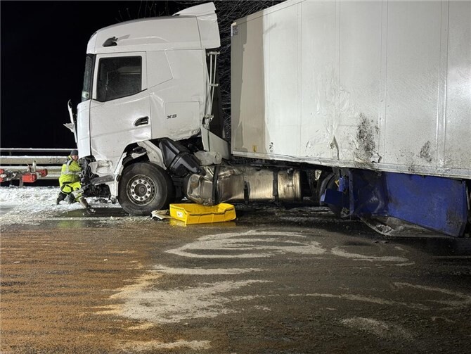 05.01.: Schneechaos auf der A3: LKW kollidiert mit Leitplanke 