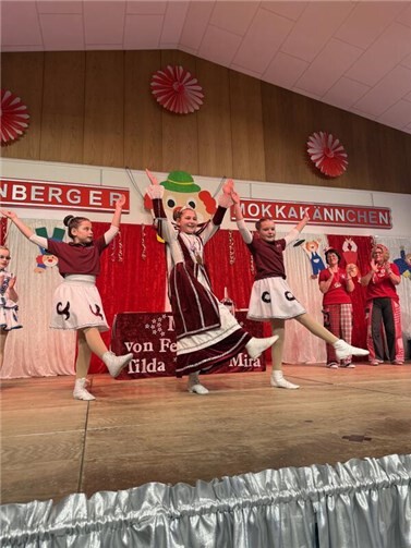 Jetzt regiert Kinderprinzessin Mia I. von Fels und Berg ! 