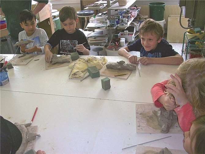 Schlaue Delfine in einer Tonwerkstatt