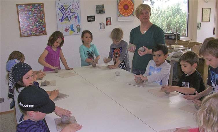 Schlaue Delfine in einer Tonwerkstatt 