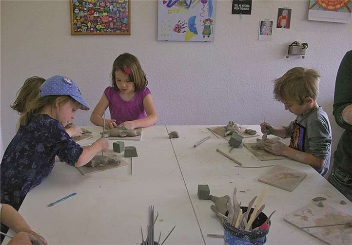 Schlaue Delfine in einer Tonwerkstatt 