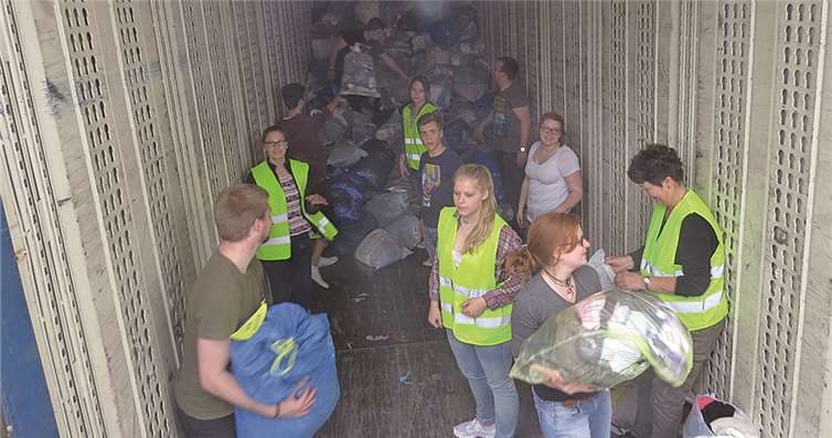 Tatkräftige Unterstützung der Bolivienkleidersammlung 