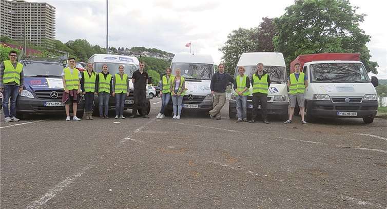 Tatkräftige Unterstützung der Bolivienkleidersammlung 