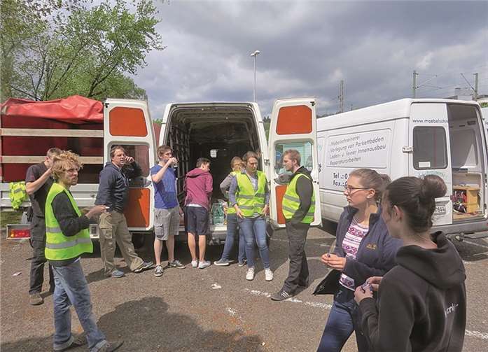 Tatkräftige Unterstützung der Bolivienkleidersammlung 