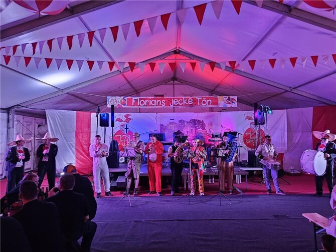 Zwischen Bobbycar-Rennen und kölschen Klassikern: Der Altenahrer Feuerwehrball 