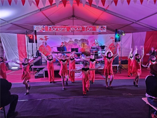 Zwischen Bobbycar-Rennen und kölschen Klassikern: Der Altenahrer Feuerwehrball 