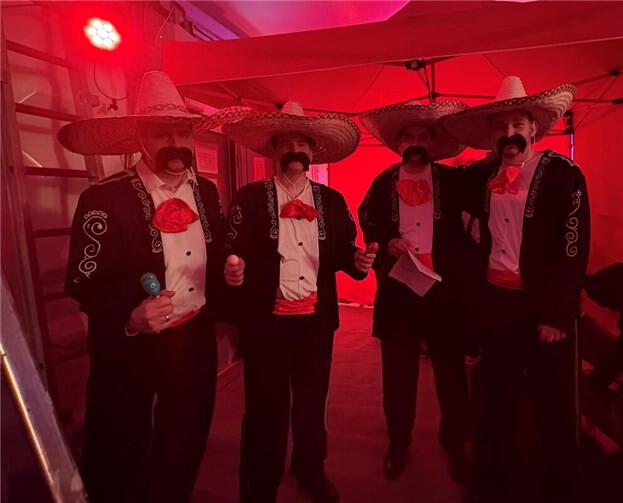 Zwischen Bobbycar-Rennen und kölschen Klassikern: Der Altenahrer Feuerwehrball 