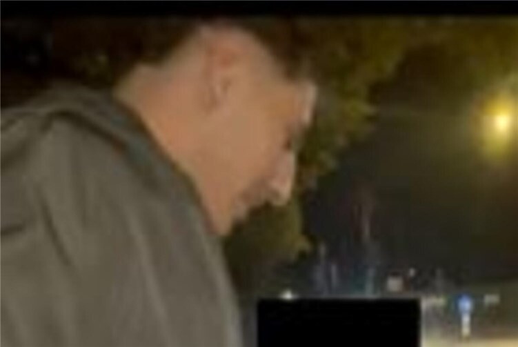 Fahndung: Unbekannter schlägt und tritt Frauen nieder 