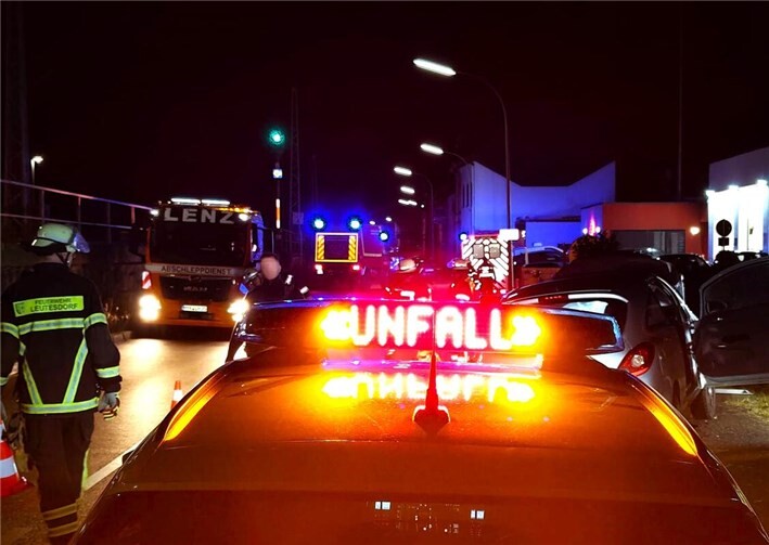 11.02.: Unfall auf der B42 - PKW kollidiert mit Laterne 