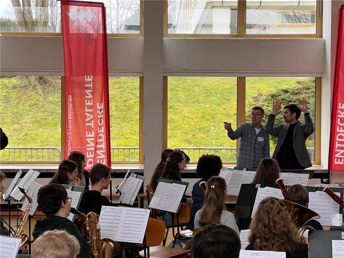 Besuch des Bildungsministers Sven Teuber am Landesmusikgymnasium 