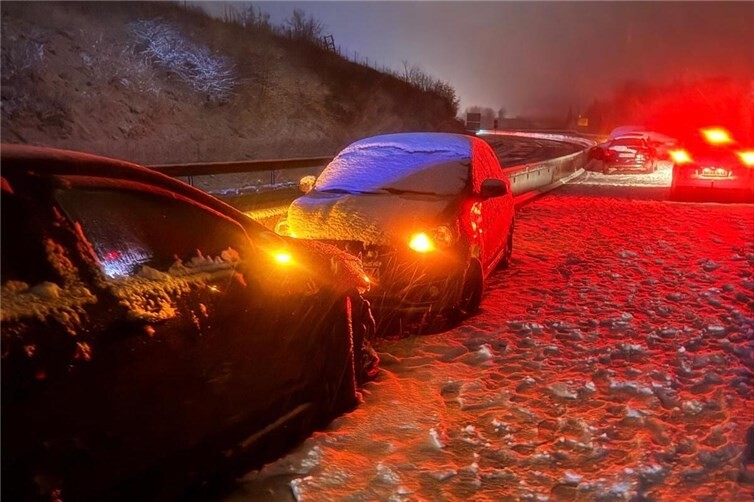 Gleich zwölf Fahrzeuge waren am Unfall bei Rengsdorf involviert.