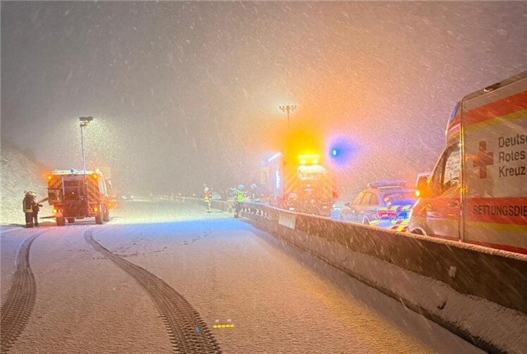 15.02.: B256: Zwölf Autos in Verkehrsunfall verwickelt: Acht Personen wurden verletzt 
