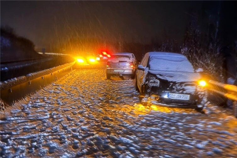 15.02.: B256: Zwölf Autos in Verkehrsunfall verwickelt: Acht Personen wurden verletzt 