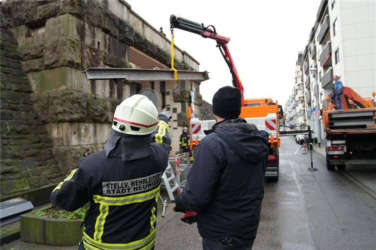 Hochwasser: Neuwieder Feuerwehr schließt vorsorglich erstes Deichtor 
