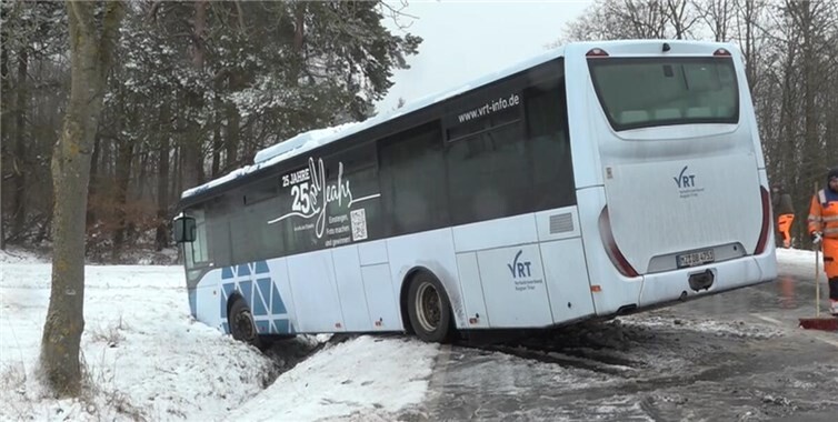 19.02.: Bus und PKW kollidieren auf schneeglatter Fahrbahn 