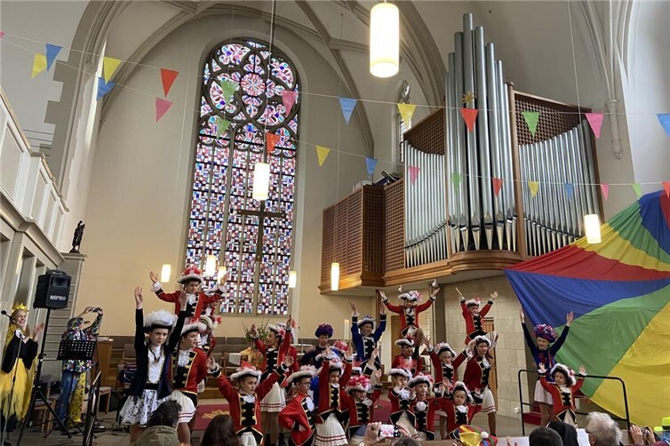 „Gute Laune einfach überall!“: Kindertanz und Karneval – in Kirche? 
