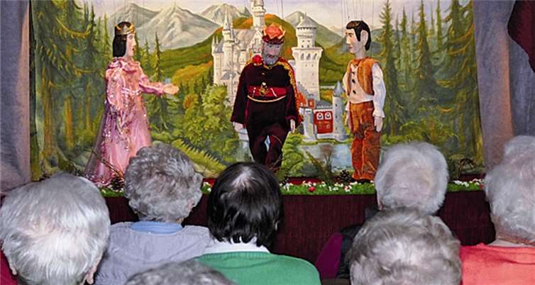 Vorhang auf für den „gestiefelten Kater“