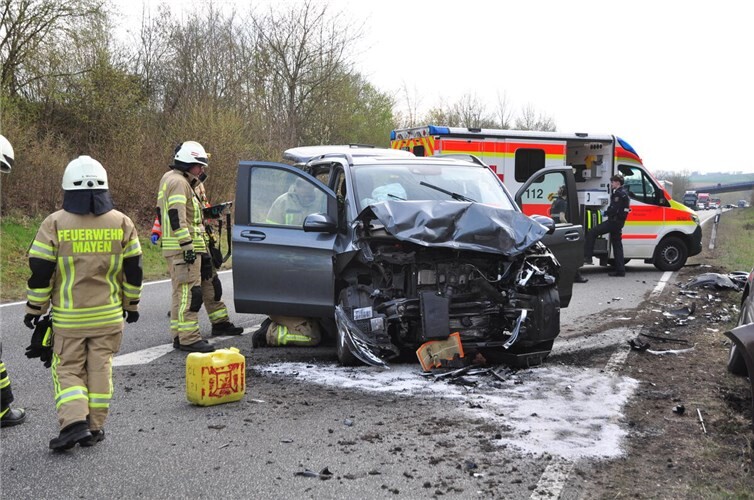 24.03.: Mayen: Frontalcrash auf der B258 - Drei Personen verletzt 